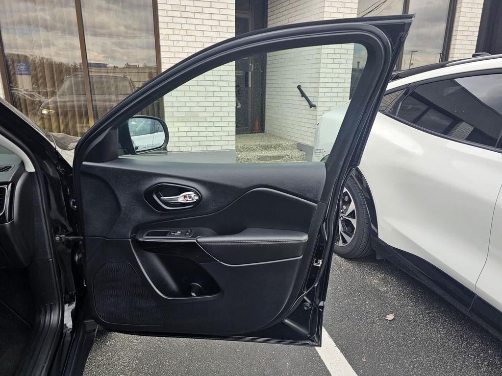 used 2023 Jeep Cherokee car, priced at $22,986