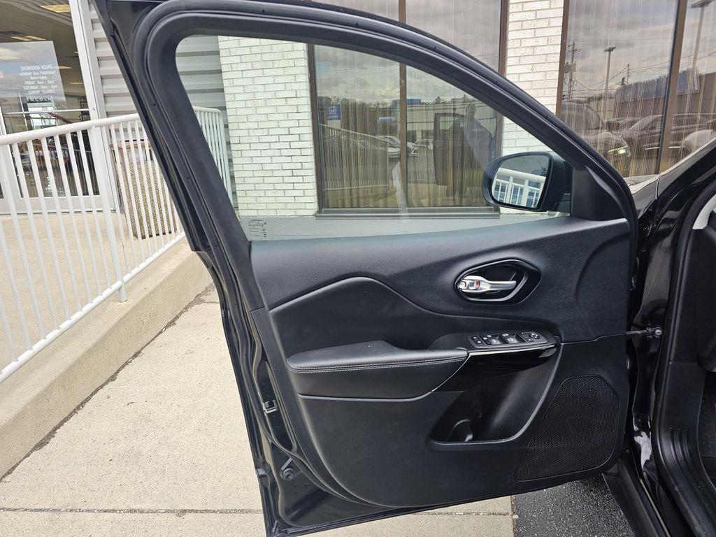 used 2023 Jeep Cherokee car, priced at $22,986