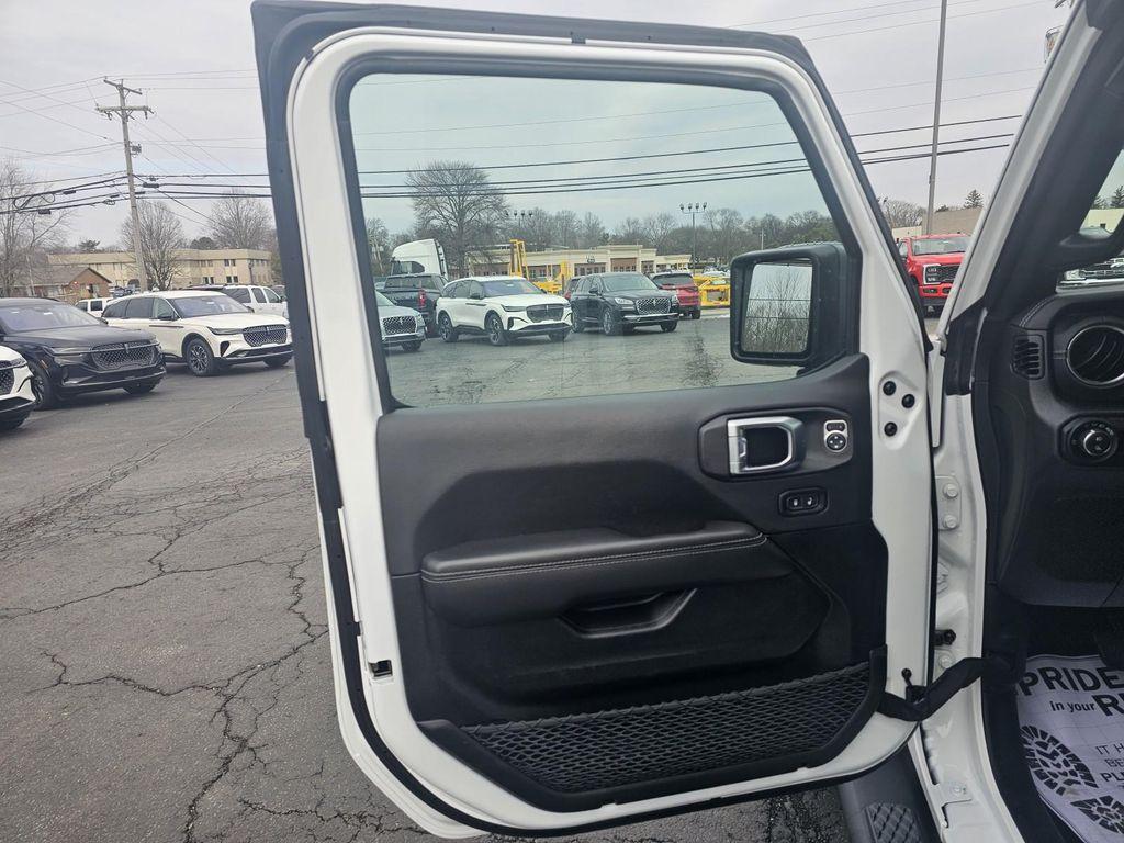 used 2023 Jeep Gladiator car, priced at $31,486