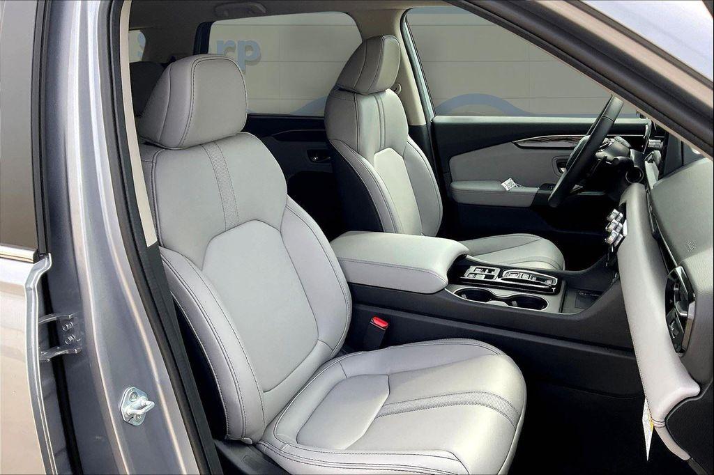 new 2025 Honda Pilot car, priced at $44,947
