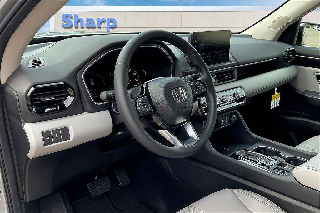 new 2025 Honda Pilot car, priced at $44,947