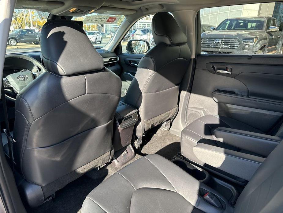 used 2024 Toyota Highlander car, priced at $41,509