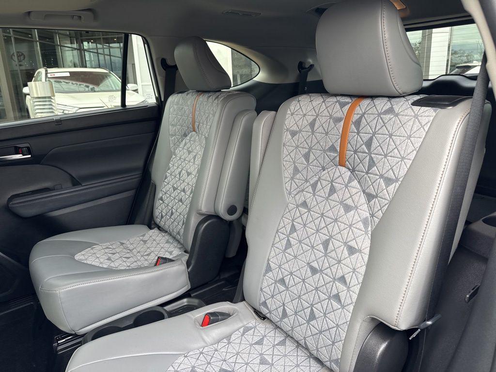 used 2022 Toyota Highlander Hybrid car, priced at $29,996