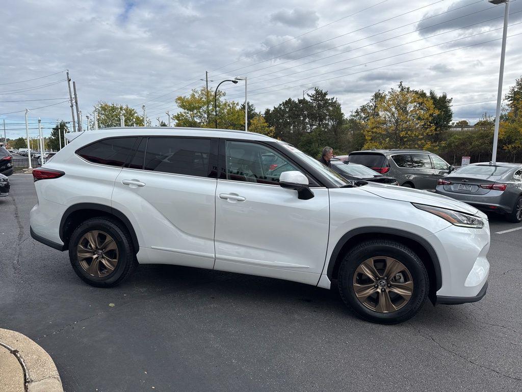 used 2022 Toyota Highlander Hybrid car, priced at $29,996