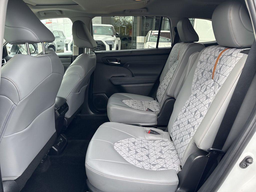 used 2022 Toyota Highlander Hybrid car, priced at $29,996