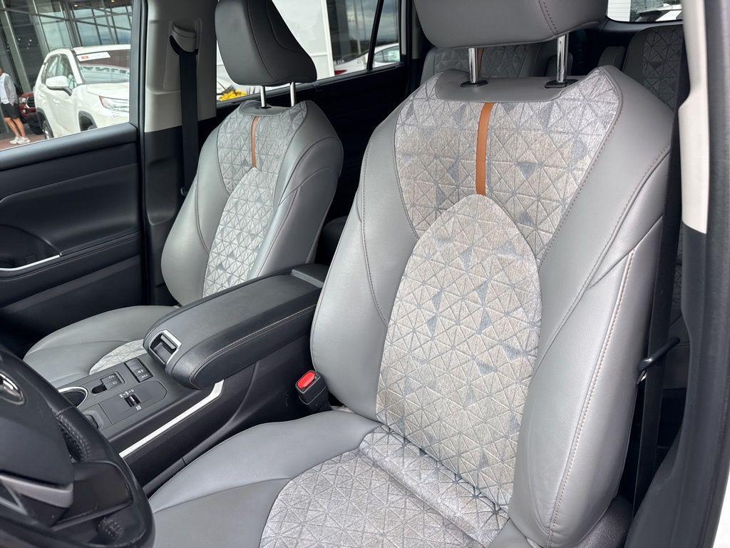 used 2022 Toyota Highlander Hybrid car, priced at $29,996