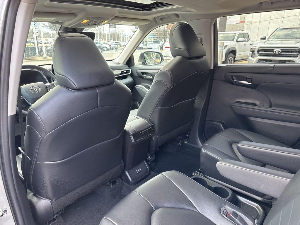 used 2023 Toyota Highlander car, priced at $39,422