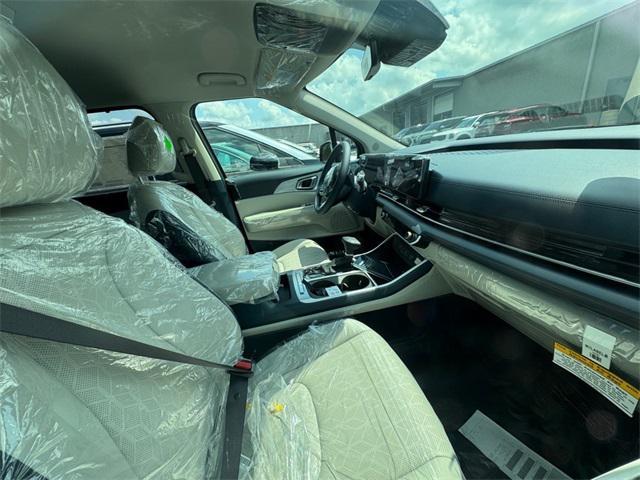 new 2025 Kia Carnival car, priced at $43,885
