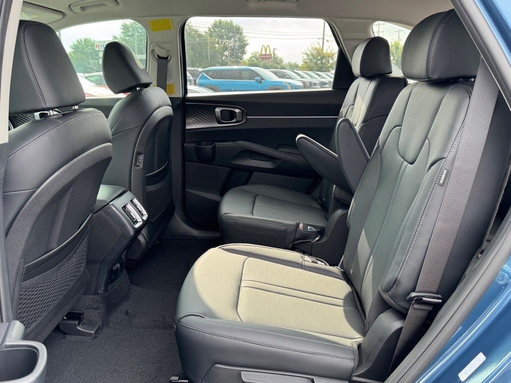 new 2025 Kia Sorento Hybrid car, priced at $40,875