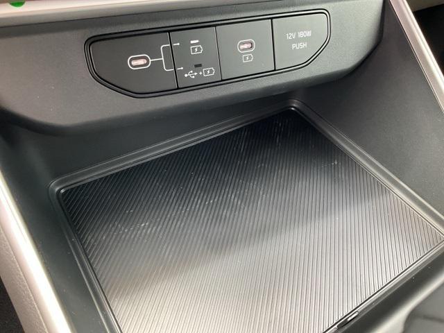 new 2025 Kia Carnival car, priced at $38,622