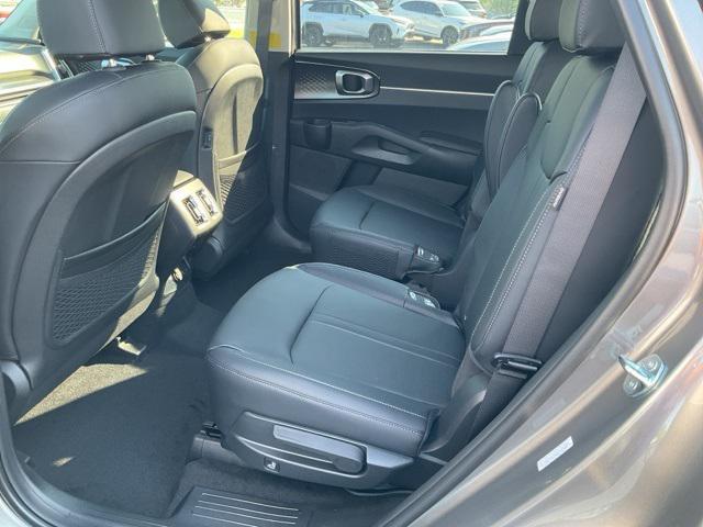 new 2025 Kia Sorento Hybrid car, priced at $42,095