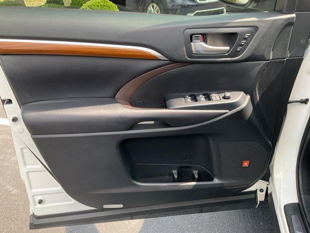 used 2019 Toyota Highlander car, priced at $31,404