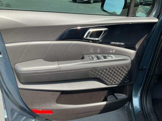 new 2025 Kia Carnival car, priced at $50,662