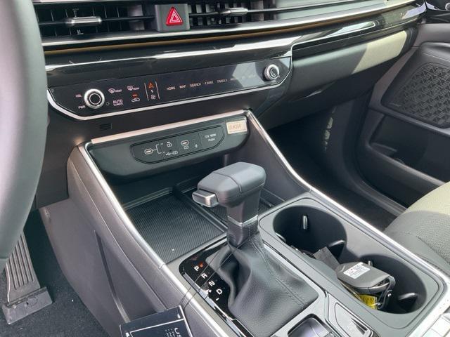 new 2025 Kia Carnival car, priced at $50,662