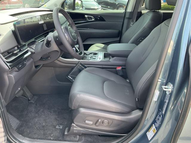 new 2025 Kia Carnival car, priced at $50,662
