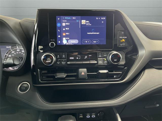 used 2024 Toyota Highlander car, priced at $29,995