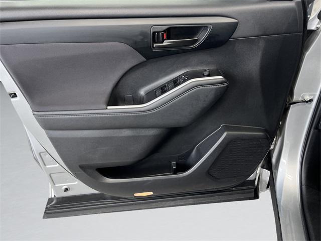 used 2024 Toyota Highlander car, priced at $29,995