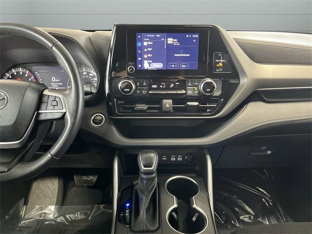 used 2024 Toyota Highlander car, priced at $29,995