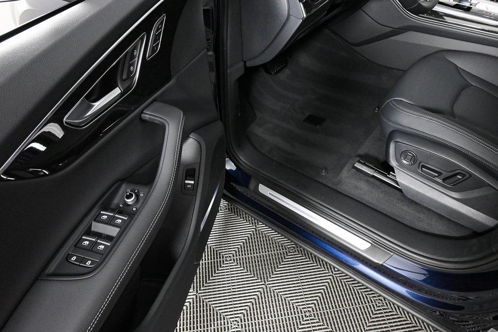 new 2025 Audi Q7 car, priced at $76,528