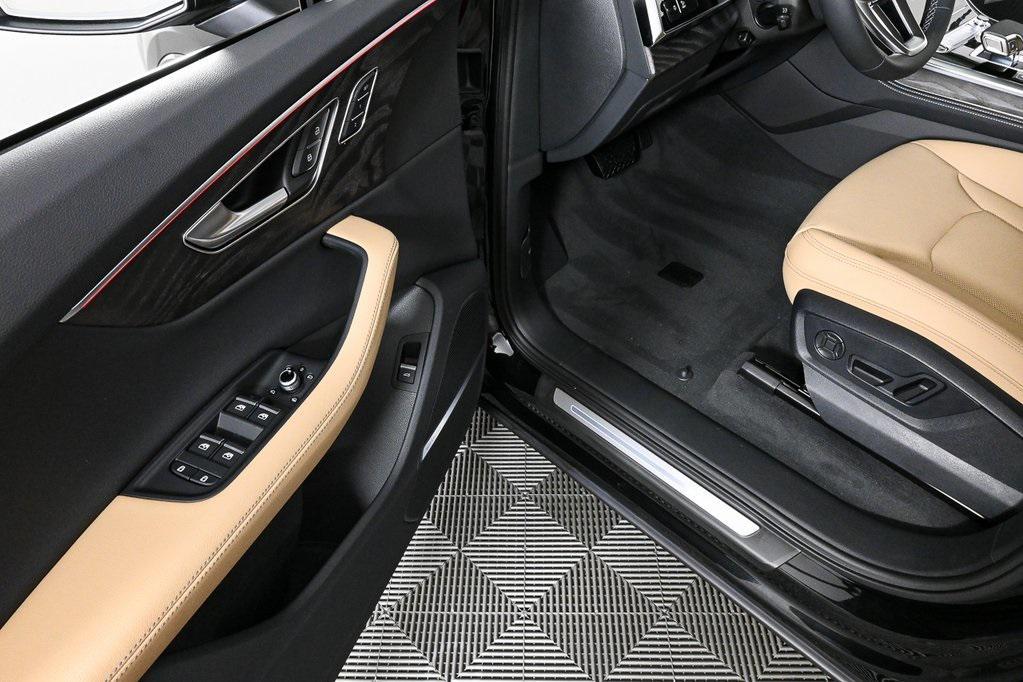 new 2025 Audi Q7 car, priced at $73,296