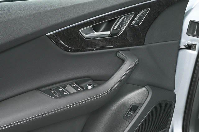 new 2025 Audi Q7 car, priced at $74,726