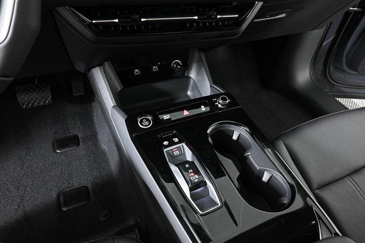 new 2025 Audi Q6 e-tron car, priced at $69,197