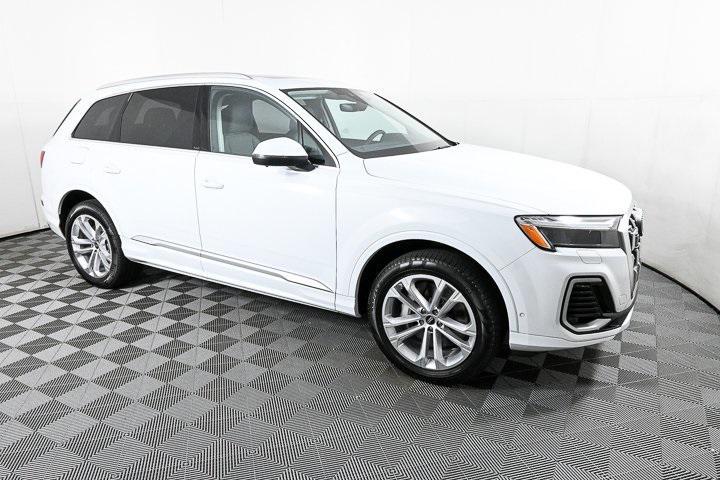 new 2025 Audi Q7 car, priced at $72,768