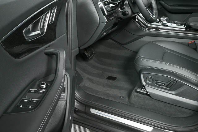 new 2025 Audi Q7 car, priced at $73,863
