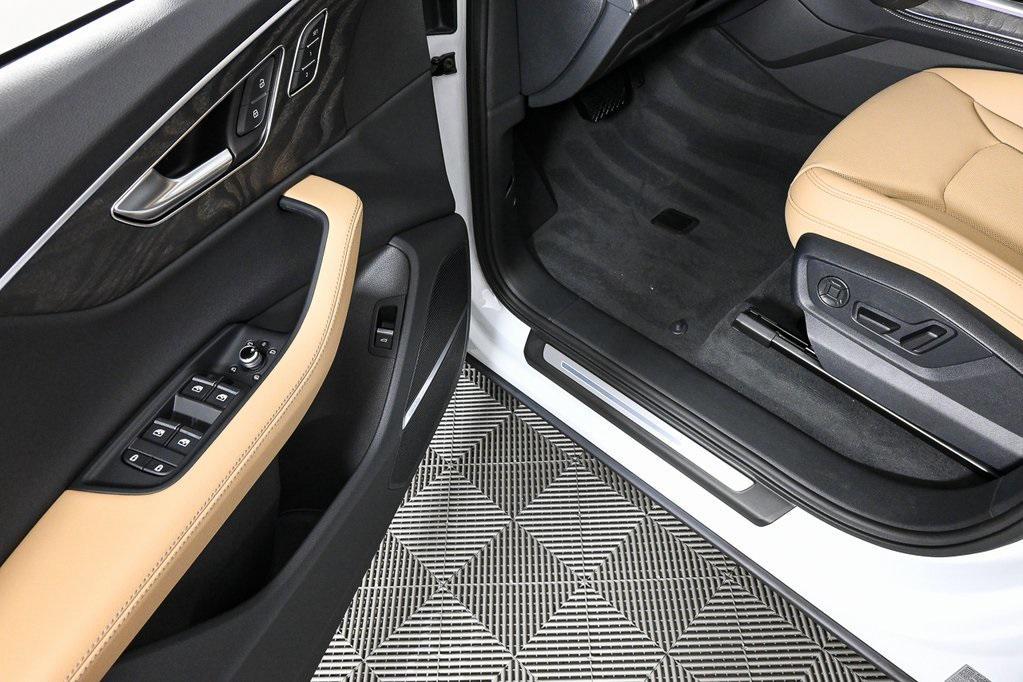 new 2025 Audi Q7 car, priced at $72,533