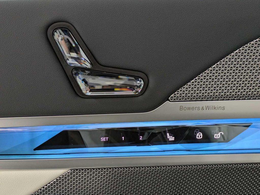 new 2025 BMW 760 car, priced at $127,014