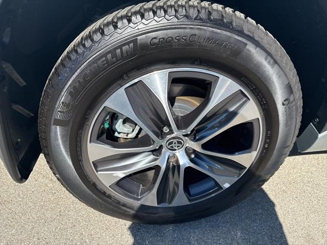 used 2023 Toyota Highlander car, priced at $32,055