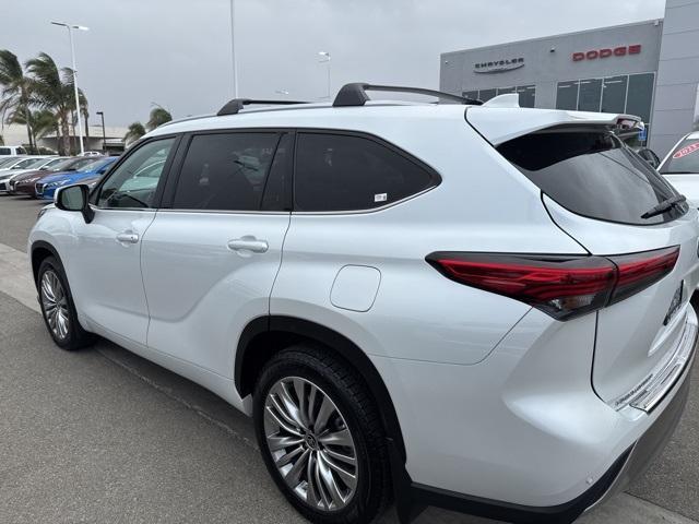 used 2022 Toyota Highlander car, priced at $33,977