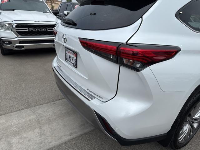 used 2022 Toyota Highlander car, priced at $33,977