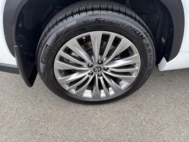 used 2022 Toyota Highlander car, priced at $33,977