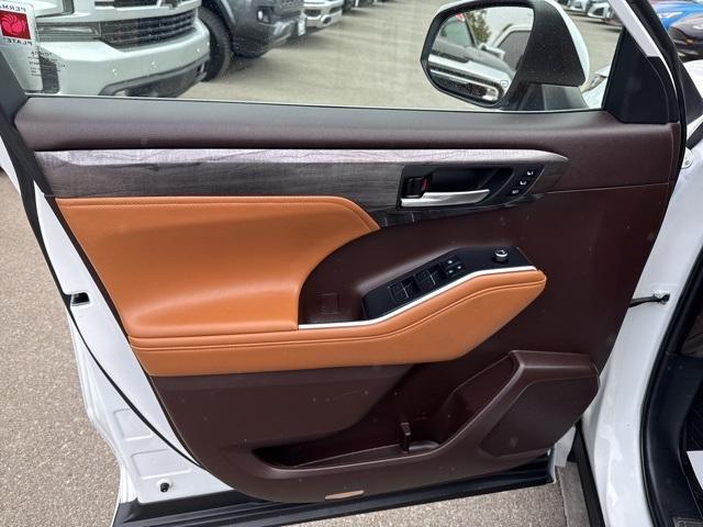 used 2022 Toyota Highlander car, priced at $33,977