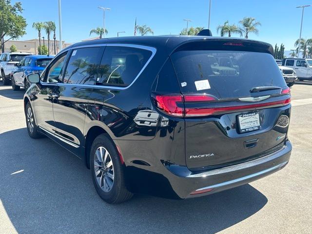 new 2023 Chrysler Pacifica Hybrid car, priced at $49,285