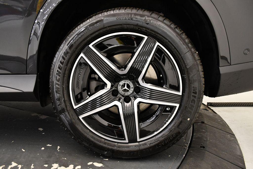 new 2025 Mercedes-Benz GLC 300 car, priced at $60,550