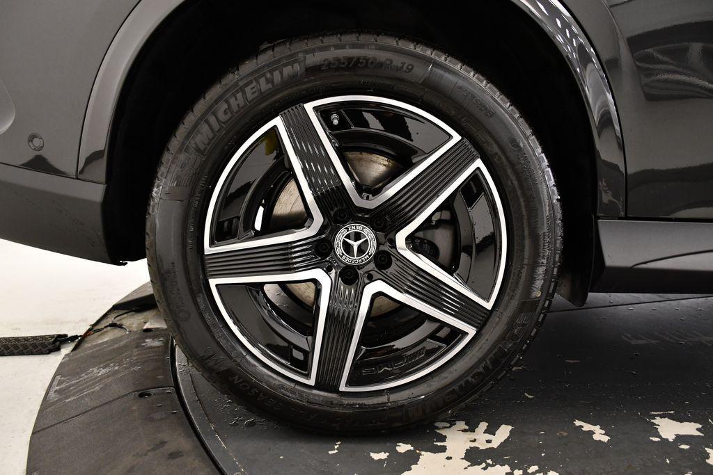 new 2025 Mercedes-Benz GLC 300 car, priced at $60,550