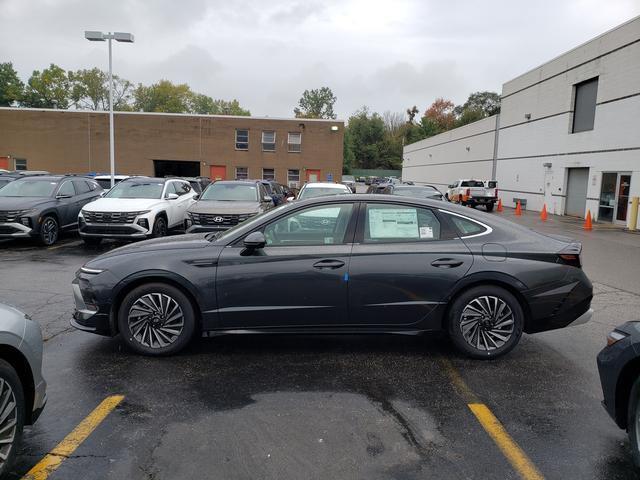 new 2025 Hyundai Sonata Hybrid car, priced at $38,027