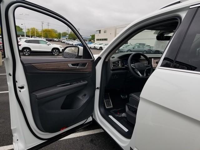 new 2025 Volkswagen Atlas car, priced at $54,577