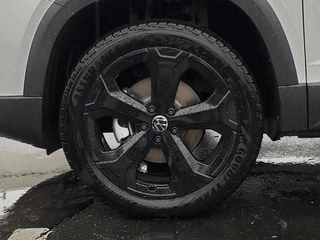 new 2025 Volkswagen Taos car, priced at $31,471