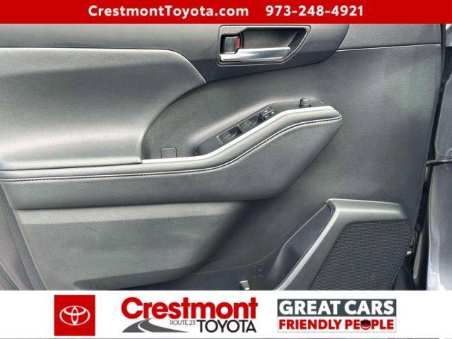 used 2022 Toyota Highlander car, priced at $39,488