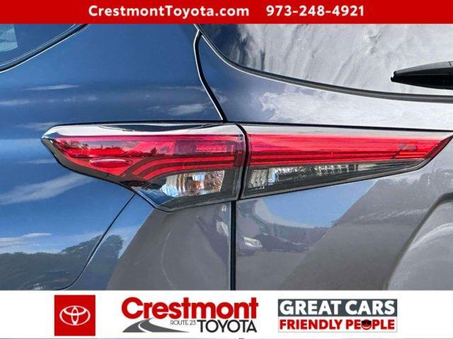 used 2022 Toyota Highlander car, priced at $39,488