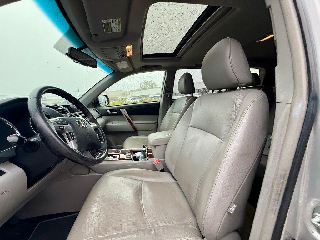 used 2013 Toyota Highlander car, priced at $14,116