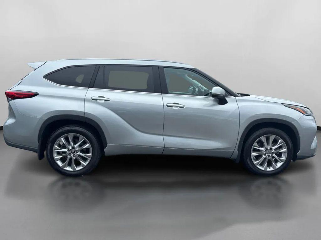 used 2021 Toyota Highlander car, priced at $30,999