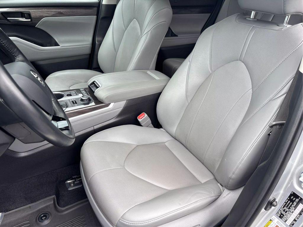used 2021 Toyota Highlander car, priced at $30,999