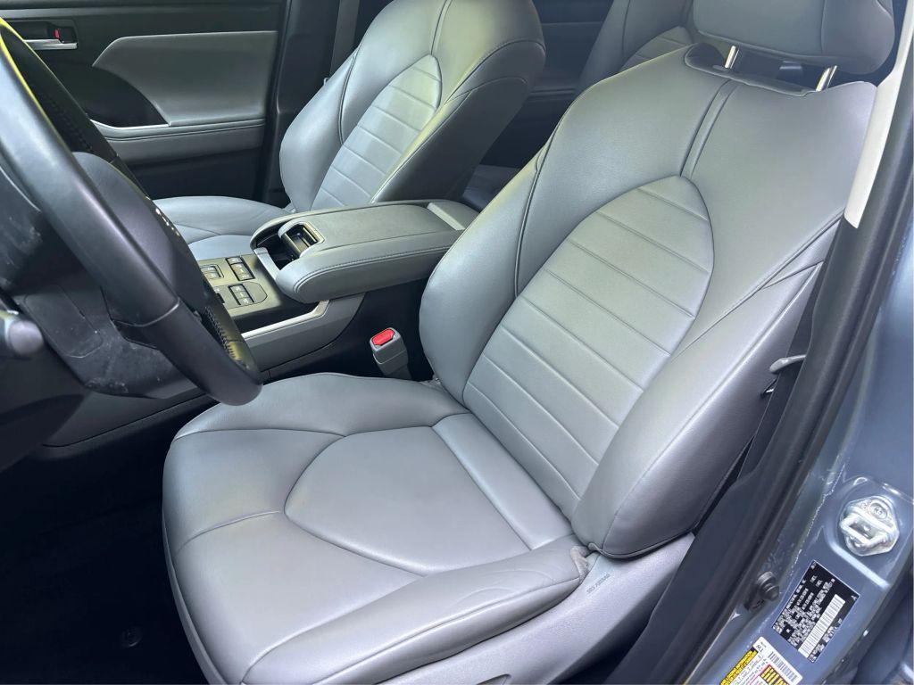 used 2021 Toyota Highlander car, priced at $27,999