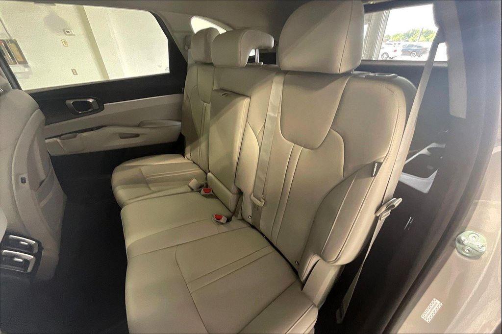 new 2025 Kia Sorento car, priced at $39,295