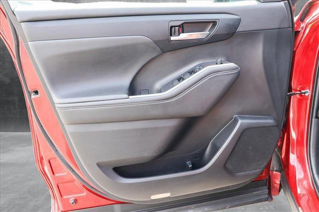 used 2021 Toyota Highlander car, priced at $26,996