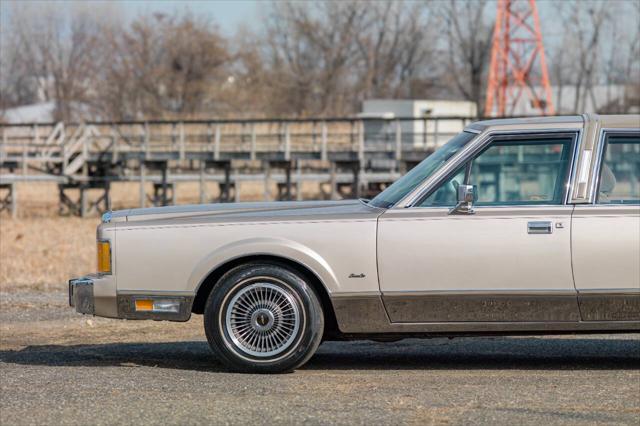 used 1989 Lincoln Town Car car, priced at $15,990